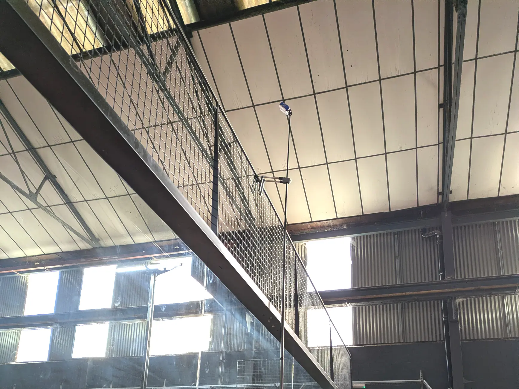 Padel camera mounted on cage with shelf